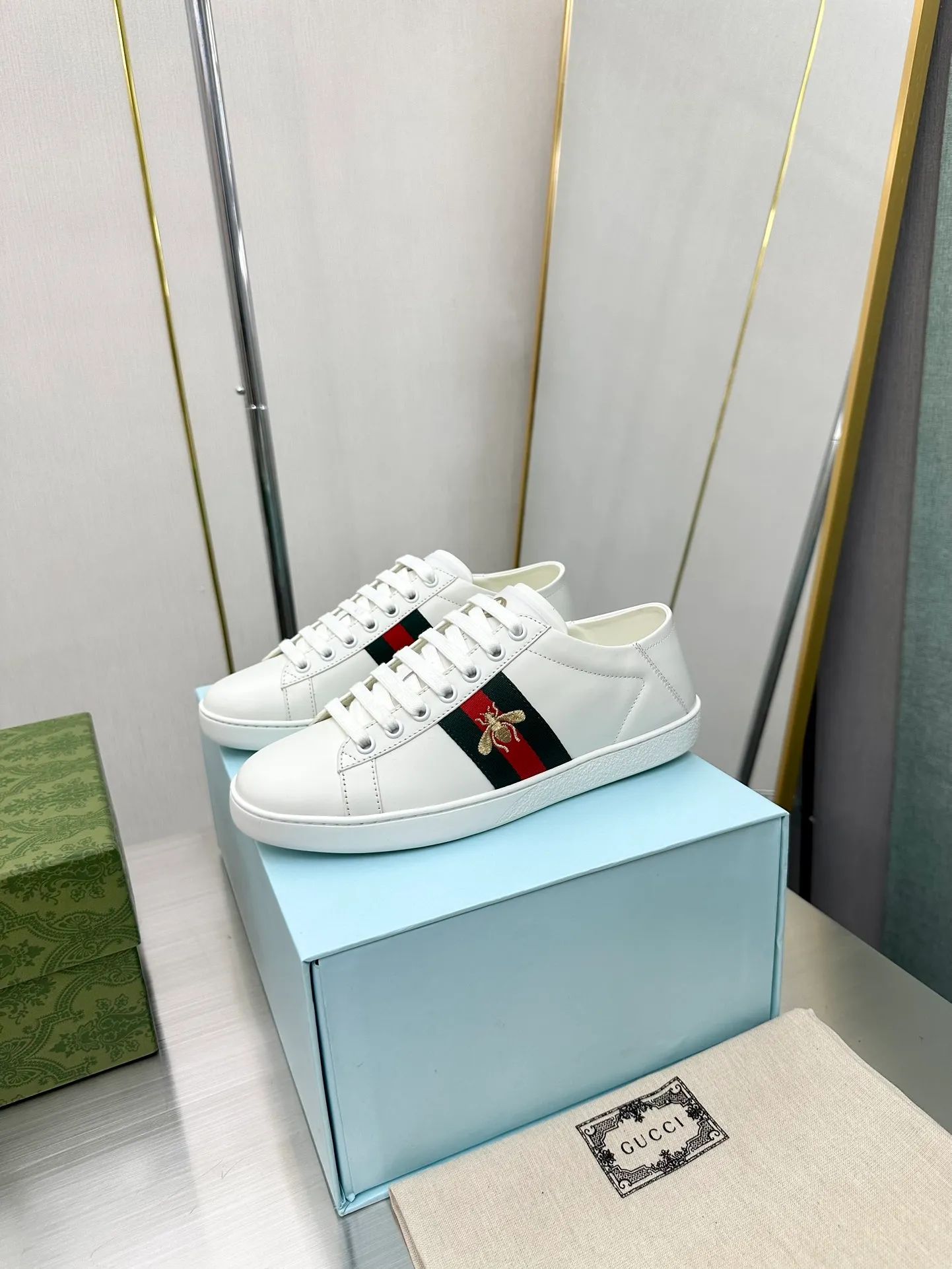 👟👟Ex-factory price 540👟👟 Men's size +10 Top version: Gucci G family classic Ace series Embroidery Little Bee White Shoes Couple Style Ribbon Love Casual Sports Shoes Sneakers Original Purchase Development Production This brand's classic low-top sports shoes interweave golden embroidered bees with red and green webbing. The bee is a classic element of the brand. It appeared in the Gucci ready-to-wear series in the 1970s. Exquisite packaging at the delivery counter🛍📦 ▪️Fabrics: Original custom imported first-layer cowhide ▪️Foots: Original custom cowhide lining ▪️Sole: Original open-molded rubber non-slip material ▪️Sole thickness: 2.5CM ▪️Size: Women's 34-41 (customized 34/41) ▪️Size: Men's 38-46 (38/46 customized)